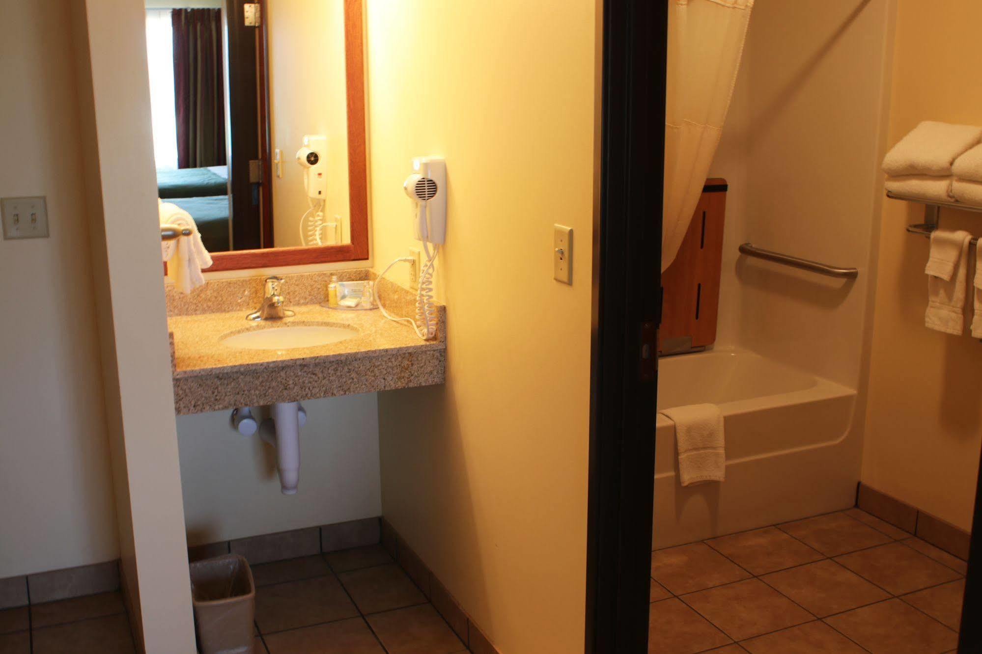 Fairbury The Edgewood Hotel And Suites מראה חיצוני תמונה