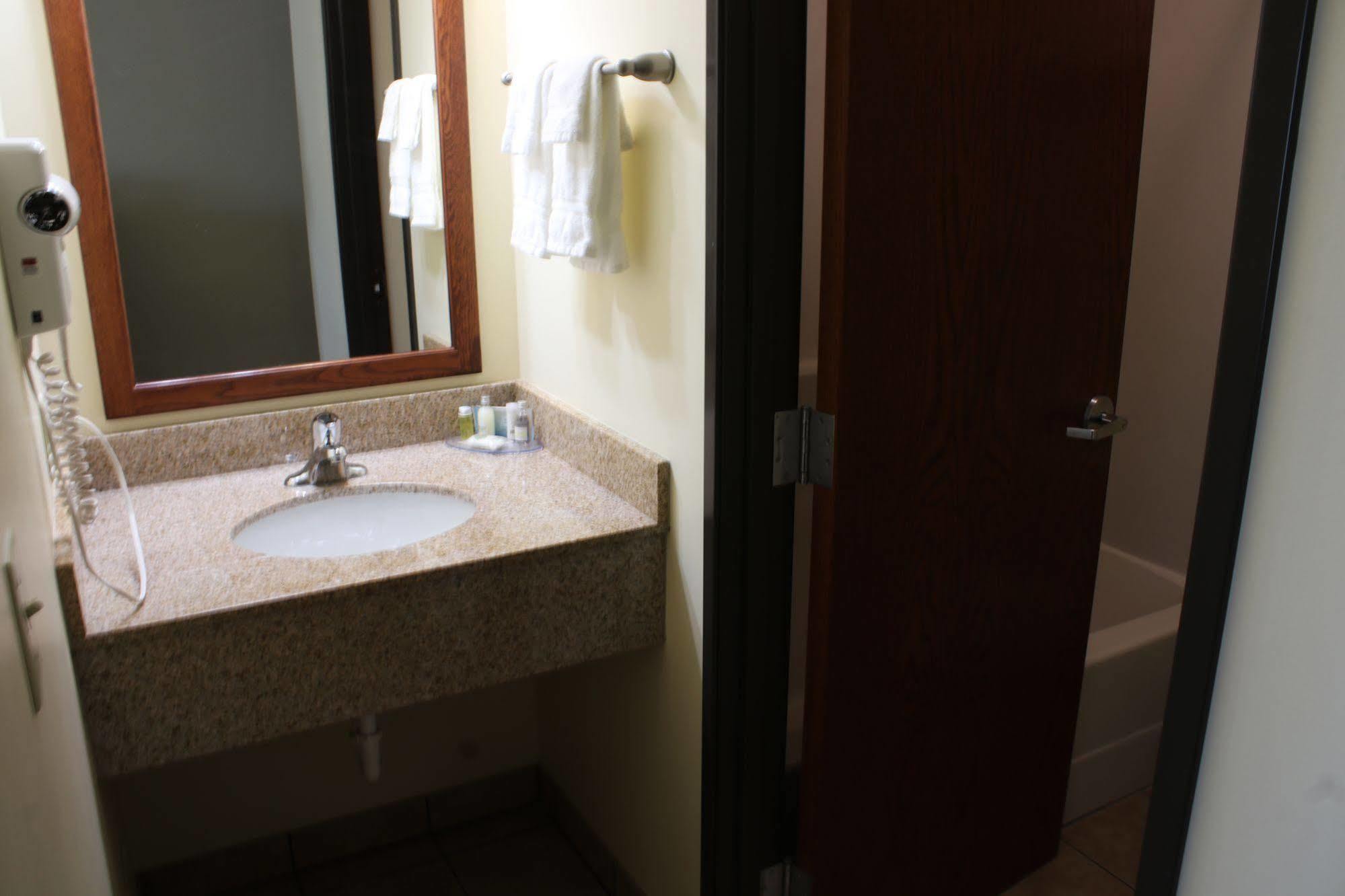 Fairbury The Edgewood Hotel And Suites מראה חיצוני תמונה