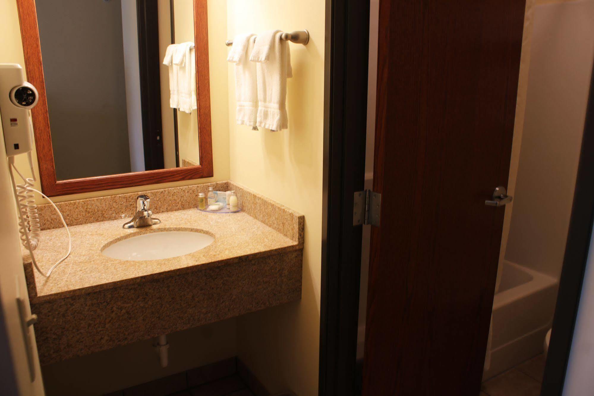 Fairbury The Edgewood Hotel And Suites מראה חיצוני תמונה